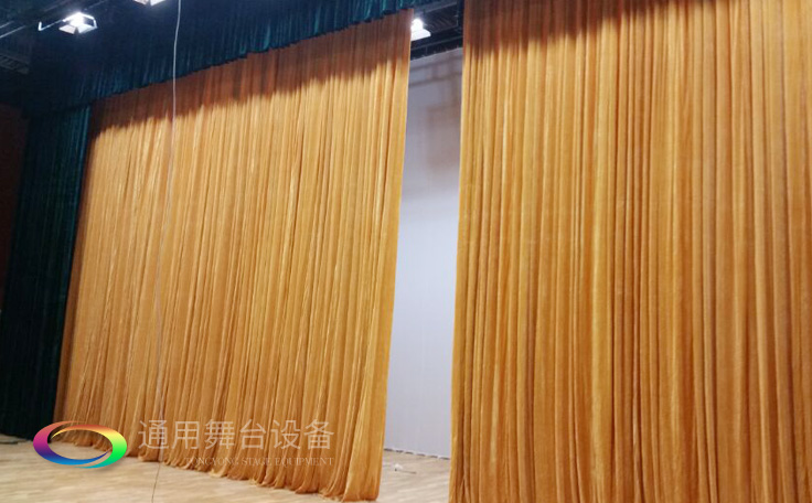 舞臺(tái)大幕舞臺(tái)阻燃幕布www.tywt.cn、二、三道幕等分割表演區(qū)域，移換場(chǎng)景不間斷