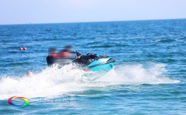 金沙灣藍騎士水上運動中心舞臺項目通用舞臺提供舞臺設計、舞臺幕布、燈光、機械以及控制系統等施工內容，項目現已圓滿完工。