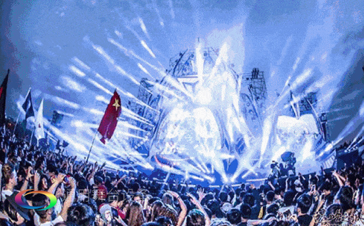 金沙灣藍騎士水上運動中心舞臺項目通用舞臺提供舞臺設計、舞臺幕布、燈光、機械以及控制系統等施工內容，項目現已圓滿完工。