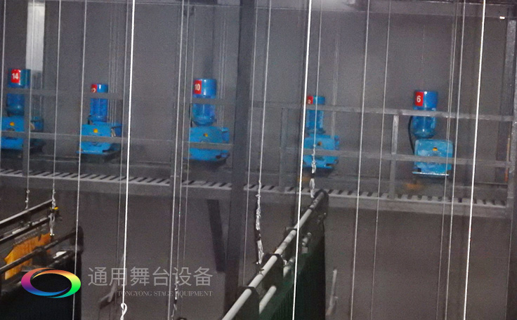 十余年銳意攀登，奮發(fā)圖強(qiáng)！舞臺幕布、機(jī)械等一站式選購供應(yīng)商，舞臺機(jī)械、音響、燈光工程設(shè)計(jì)施工承包壹級資質(zhì)——通用舞臺