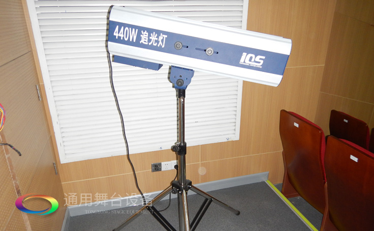 十余年銳意攀登，奮發(fā)圖強(qiáng)！舞臺幕布、機(jī)械等一站式選購供應(yīng)商，舞臺機(jī)械、音響、燈光工程設(shè)計(jì)施工承包壹級資質(zhì)——通用舞臺