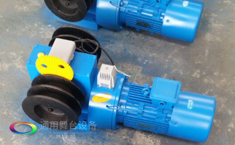 通用舞臺吊桿高標(biāo)準(zhǔn)承接廣州市培英中學(xué)報告廳項(xiàng)目，大屏幕顯示系統(tǒng)、音頻擴(kuò)聲系統(tǒng)、燈光系統(tǒng)、舞臺吊桿及機(jī)械等多系統(tǒng)相互協(xié)作