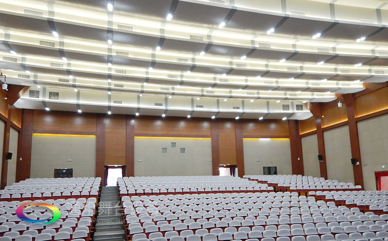 通用舞臺吊桿承接廣州市培英中學(xué)，大屏幕顯示系統(tǒng)、音頻擴(kuò)聲系統(tǒng)、燈光系統(tǒng)、舞臺吊桿及機(jī)械等多系統(tǒng)相互協(xié)作