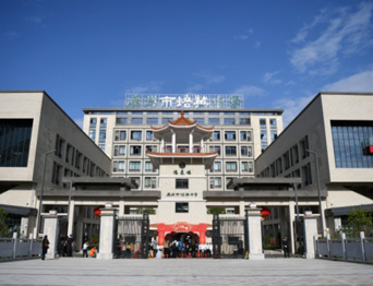 通用舞臺(tái)吊桿承接廣州市培英中學(xué)，大屏幕顯示系統(tǒng)、音頻擴(kuò)聲系統(tǒng)、燈光系統(tǒng)、舞臺(tái)吊桿及機(jī)械等多系統(tǒng)相互協(xié)作