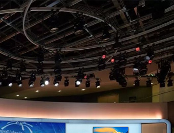 河北承德灤平縣廣播電視臺(tái)演播廳聲光電建設(shè)項(xiàng)目竣工驗(yàn)收——舞臺(tái)阻燃幕布企業(yè)通用舞臺(tái)承建