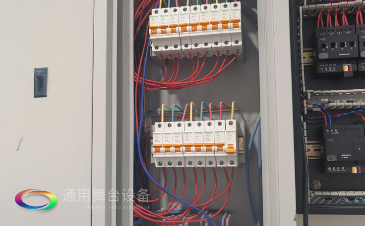 淮安市淮陰開明實驗學(xué)校報告廳項目竣工 項目包含機(jī)械舞臺吊桿、剛性防火幕等