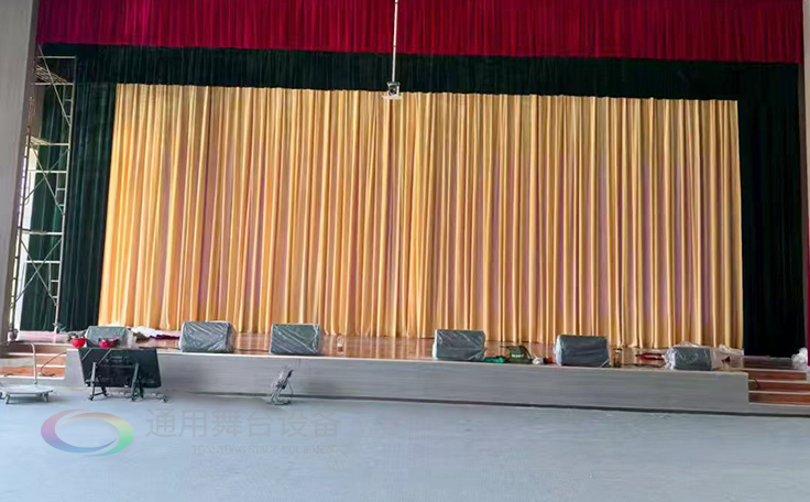 通用舞臺承建江蘇某學院報告廳項目，包括舞臺燈光、舞臺吊桿、幕布等核心設備的設計與安裝