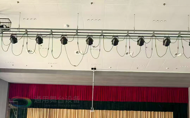 通用舞臺承建江蘇某學院報告廳項目，包括舞臺燈光、舞臺吊桿、幕布等核心設備的設計與安裝