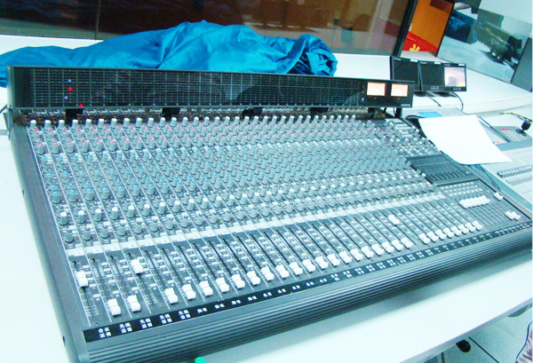 調(diào)音臺(tái)